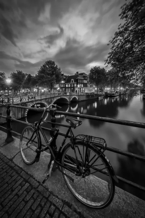 Viola, Melanie: AMSTERDAM Abendstimmung an der Brouwersgracht | Monochrom
