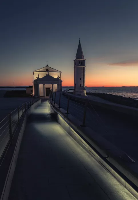 Pessotto, Tommaso: Eine kleine Kapelle bei Sonnenaufgang