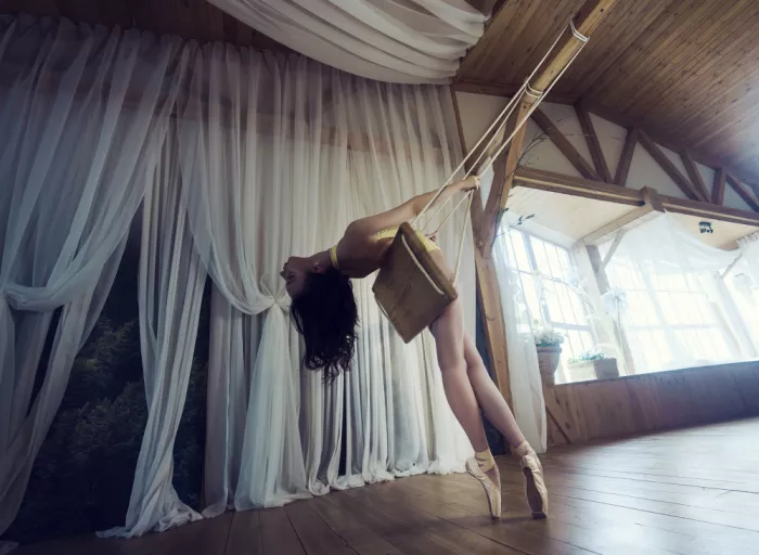 Alexandr: Verzückung, eine Ballerina auf einer Schaukel