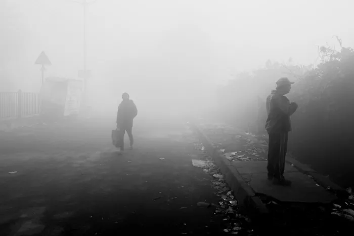 Das, Subhajit: Nebbiosa mattina invernale a Kolkata