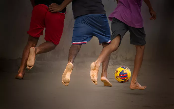 Su, Yuan: Barfuß Fußball spielen