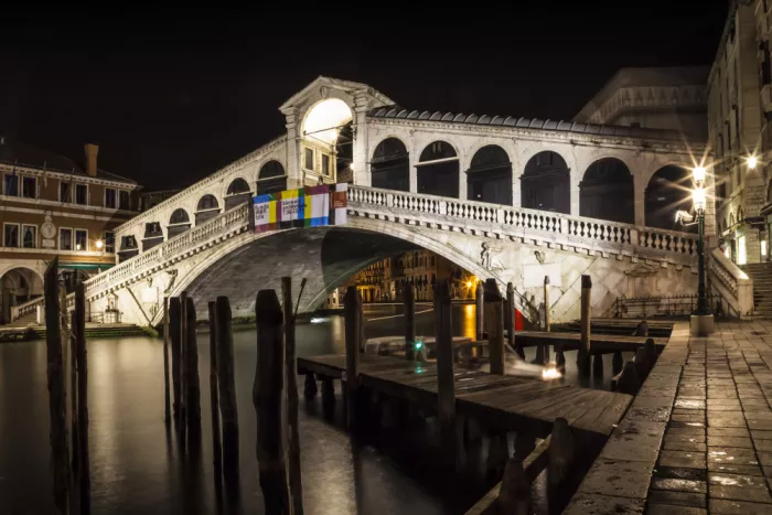 Viola, Melanie: Die Rialtobrücke in Venedig bei Nacht