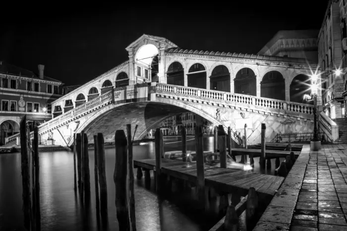 Viola, Melanie: VENEZIA Ponte di Rialto di Notte - Monocromo