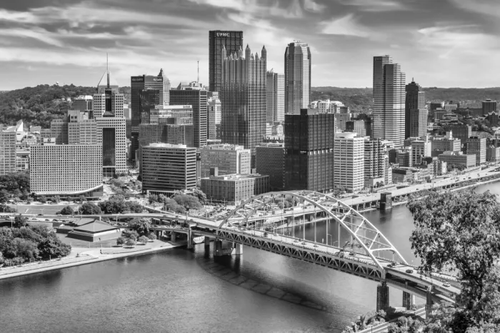 Viola, Melanie: Fort Pitt Bridge mit Downtown Pittsburgh | Monochrom
