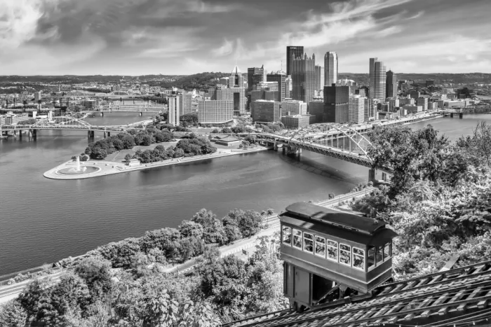 Viola, Melanie: Beeindruckende Pittsburgh-Skyline mit Duquesne Incline | Monochrom