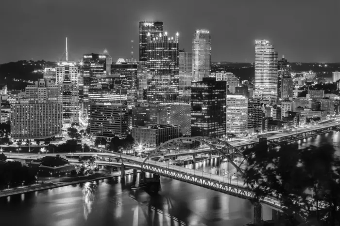Viola, Melanie: Úžasná silueta Pittsburghu večer | Monochromatické