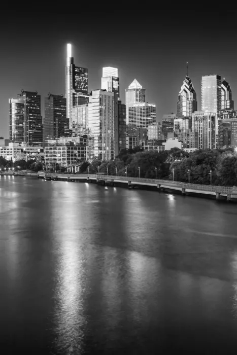 Viola, Melanie: Veduta del centro di Philadelphia dal ponte South Street al tramonto