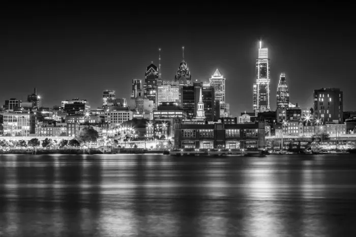 Viola, Melanie: Impressionante skyline di Philadelphia con il fiume Delaware