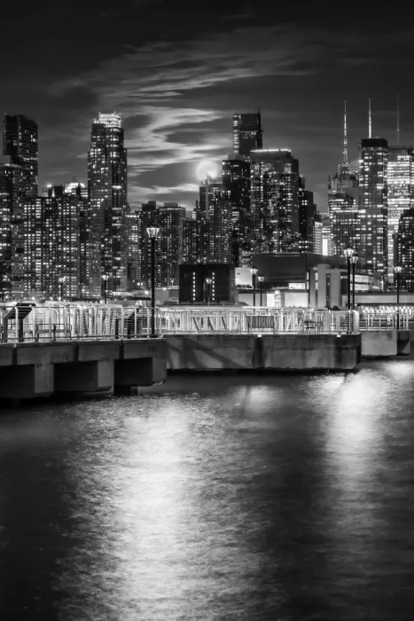 Viola, Melanie: Měsíc sklizně nad panoramatem Midtown Manhattan
