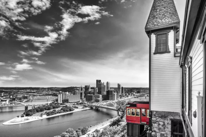 Viola, Melanie: Pittsburghs Skyline mit Duquesne Incline | Farbschlüssel