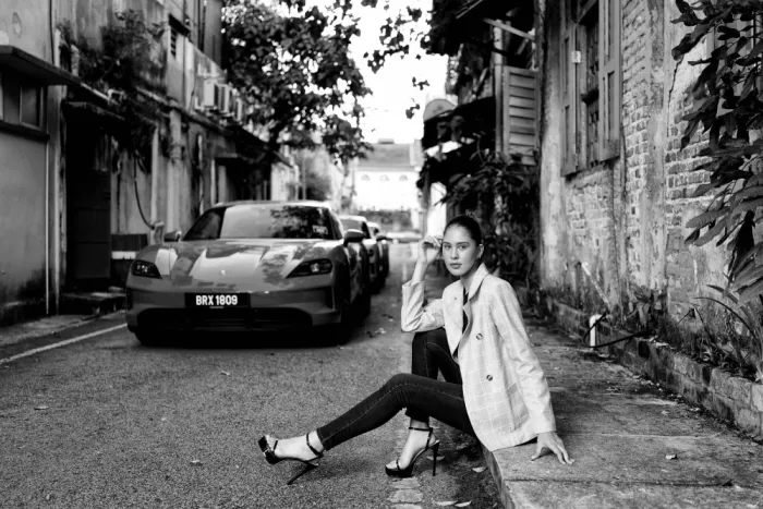 Long, Kieron: Modella e Porsche Taycan 4S
