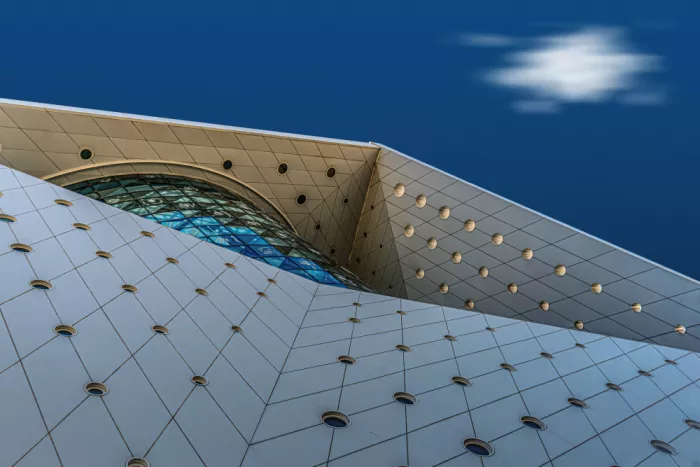 Ras, Abu Ali: Futuristická architektura pod hlubokou modrou oblohou