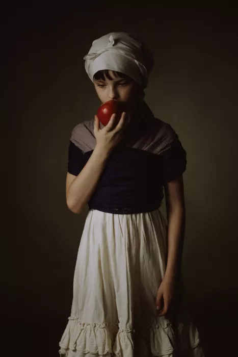 MATTY, TOV MAZAL: Una ragazza con una mela