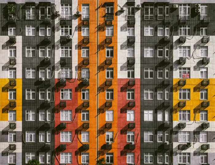 Heg, Zina: Fachada