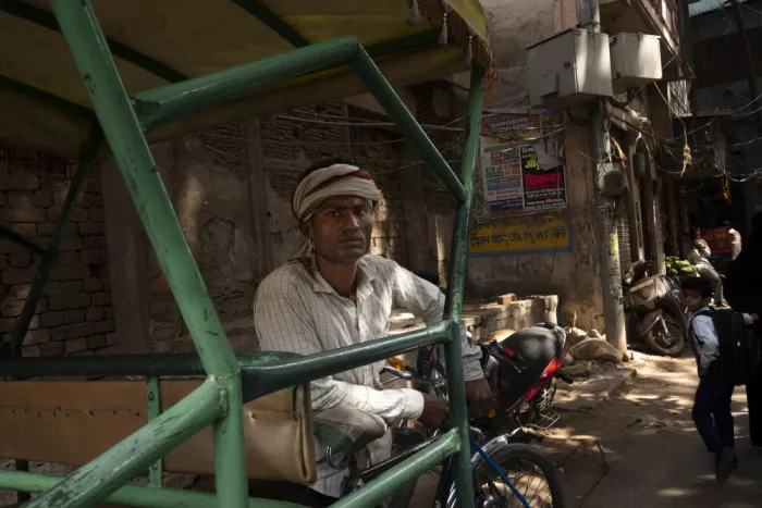 Molina, Elena: Conducente di risciò nelle strade di Varanasi