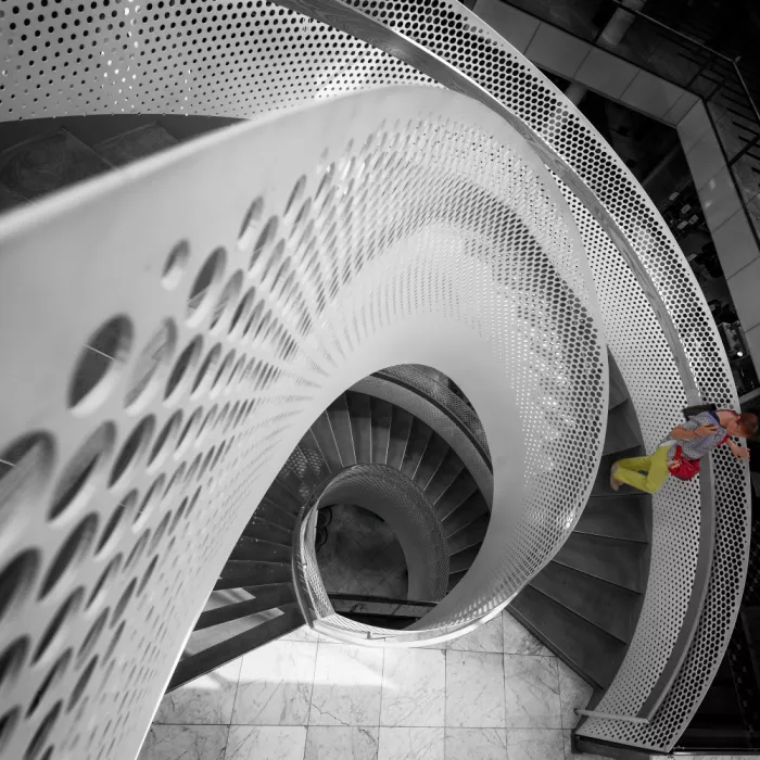Villalba, Angel: Donna che scende la scala a spirale