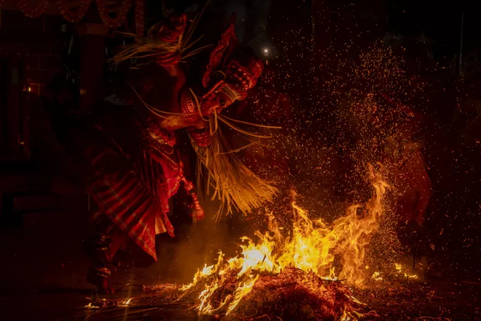Baskar, Subanya: Gott dem Feuer gegenüber