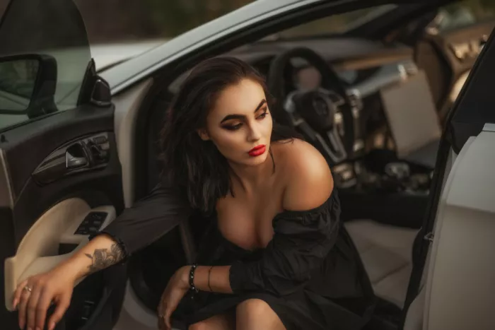 Nanev, Vasil: Julia dans la voiture