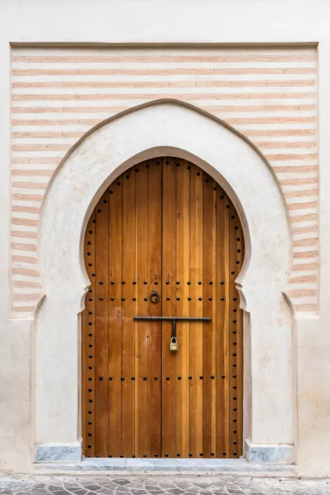 Photolovers: Braune Holztür in der Medina von Marrakesch in Marokko
