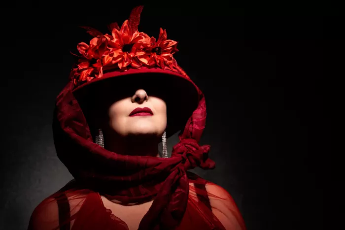 Mighorst, Ineke: Cappello rosso con fiori