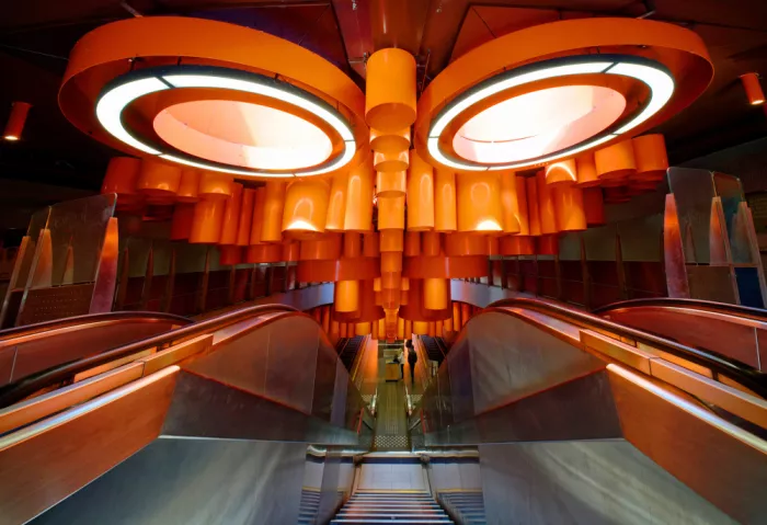 Batzdorf, Erhard: Stazione della metropolitana con cielo rosso