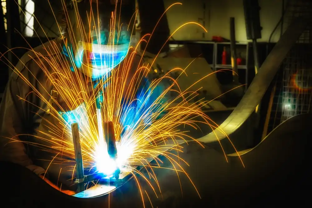Baetsen, Tom: Artist welding steel sculpture