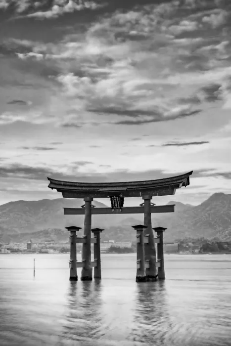 Viola, Melanie: Itsukushima-Schrein auf der Insel Miyajima am Abend | monochromatisch