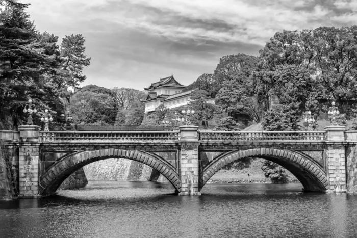 Viola, Melanie: Idylická Seimon Ishibashi a Nijubashi s Císařským palácem | monochromatická