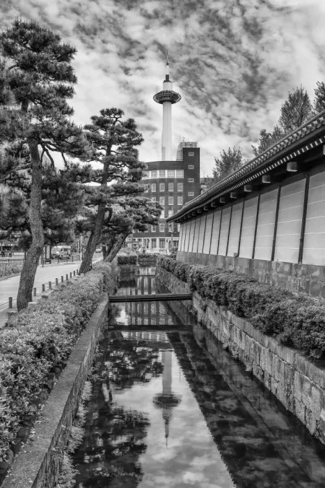 Viola, Melanie: Kyoto Tower spiegelt sich im Graben des Higashi Hongan-ji | Monochrom