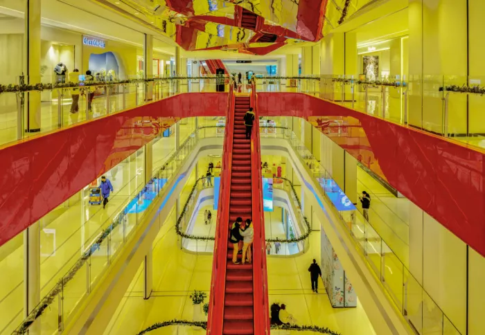 Ji, Shirley: Labirinto del centro commerciale in Technicolor