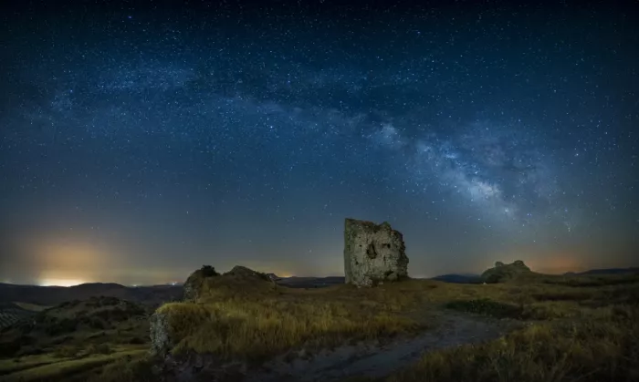 MARTÍNEZ, CARLOS JUAN: Pano: Rovine del Castello di Luna e via lattea