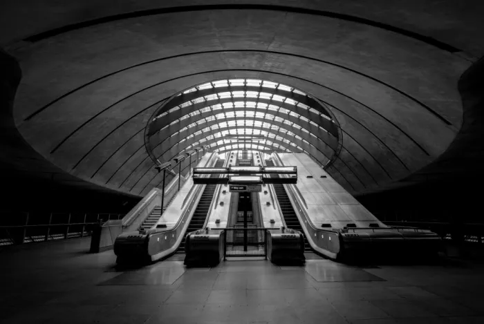Lu, Catherine: La Stazione della metropolitana in una tranquilla mattina