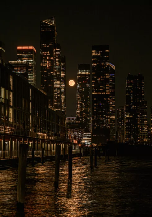 Zhang, Tong: "Sturgeon" - Luna piena che sorge su Manhattan