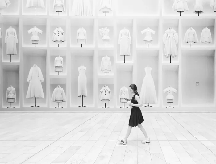 Zhao, Emma: Schwarzes Kleid und weiße Kleider