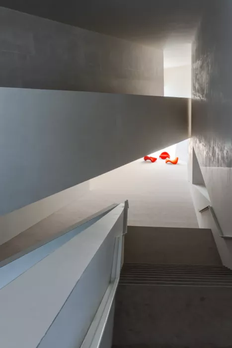 (laGrange), Vangindertael Luc: Il patio rosso