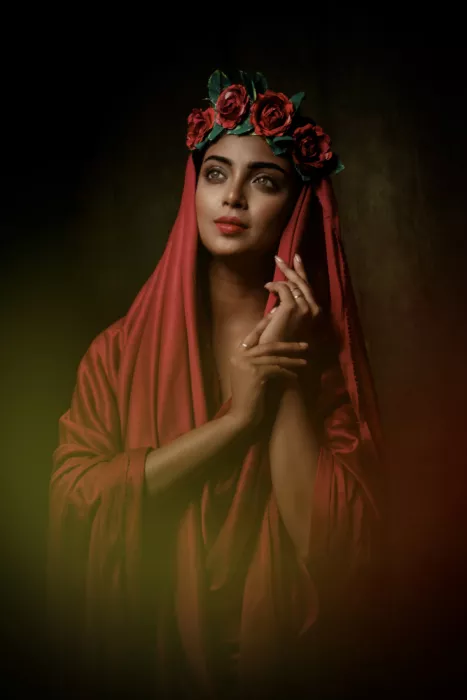 BHATTACHARYYA, PARTHA: Signora in rosso