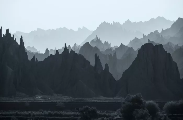 DB, YY: Montagne stratificate nella luce del mattino