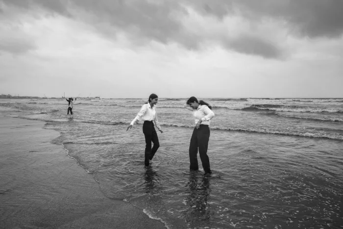 Das, Subhajit: Due ragazze che danzano sotto le nuvole