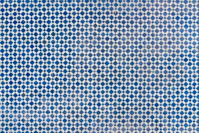 Photolovers: Piastrelle blu e bianche sul muro in Marocco
