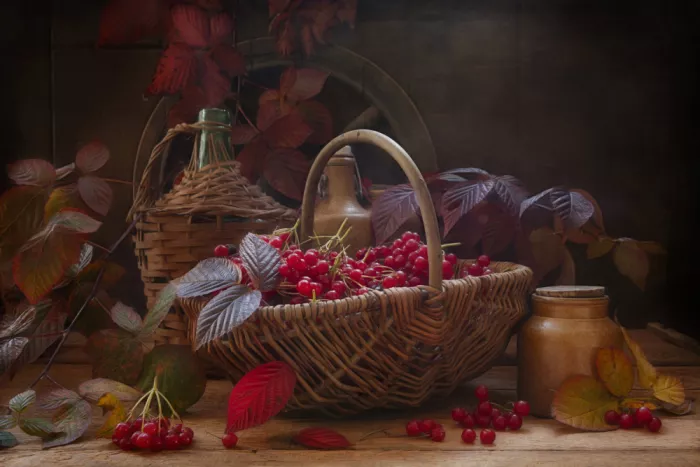 Grigorjeva, Eleonora: Stillleben mit scharlachroten Schneeball-Ästen und Beeren im Vintage-Stil