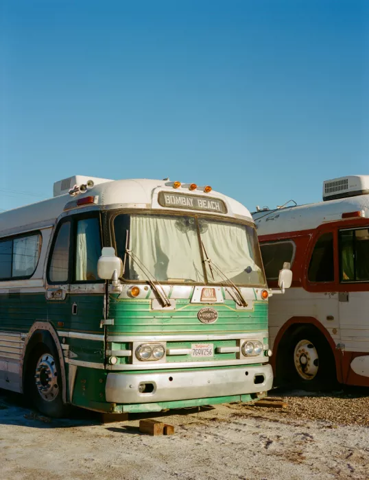 Young, Bethany: Autobus di Bombay Beach su pellicola