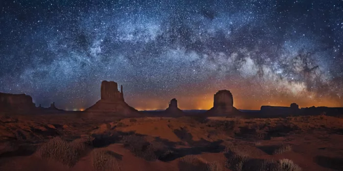 Zheng, Michael: Monument Valley unter dem Nachthimmel