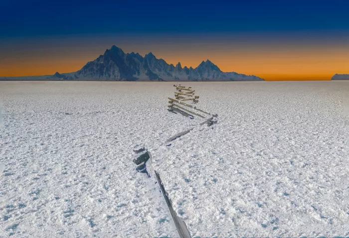 Zeng, Jiahong: Lago salato al tramonto