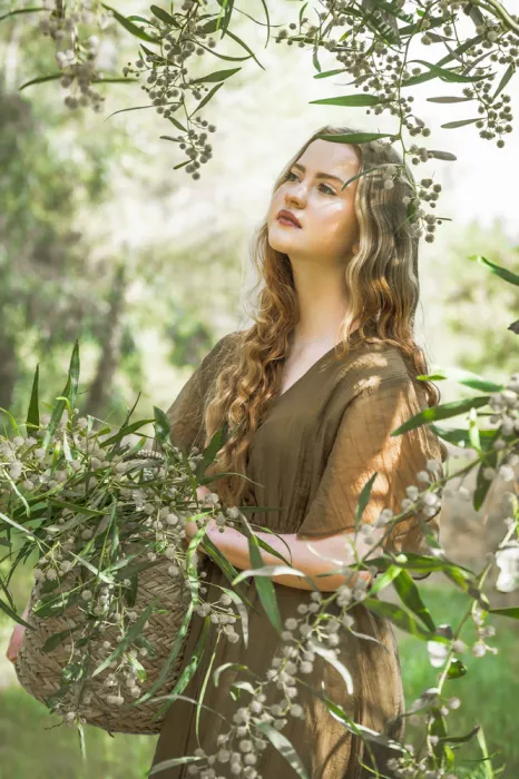 MATTY, TOV MAZAL: Ragazza con fiori