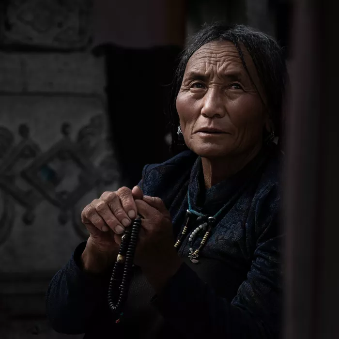 天馬, Feng Chao: Eine tibetische Frau im Gebet