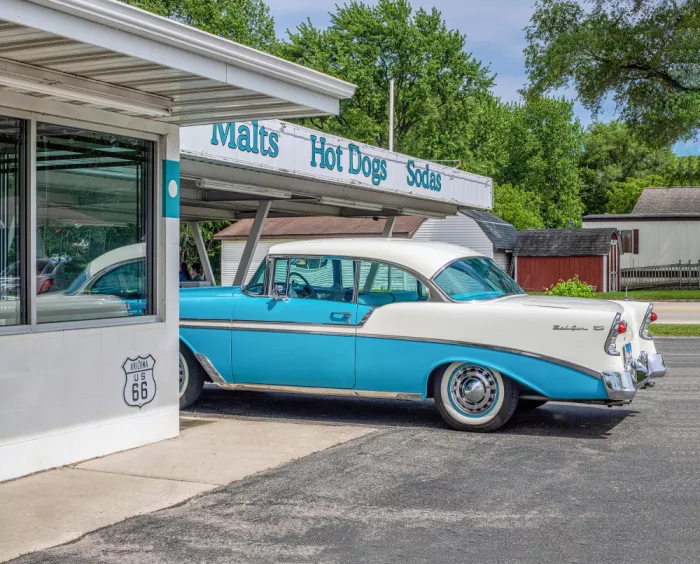 Rust, Sandra: Chevrolet Bel Air 1956 turchese e bianco parcheggiato al Polka Dot Cafe