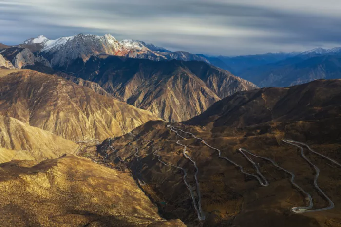 UU: Le 72 curve della strada 318 in Tibet