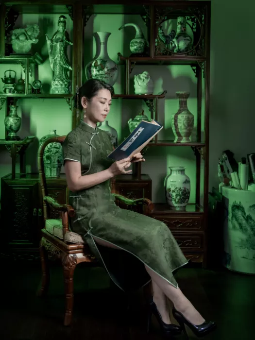 Wang, Jeff: Une élégante dame chinoise dans une salle de lecture traditionnelle