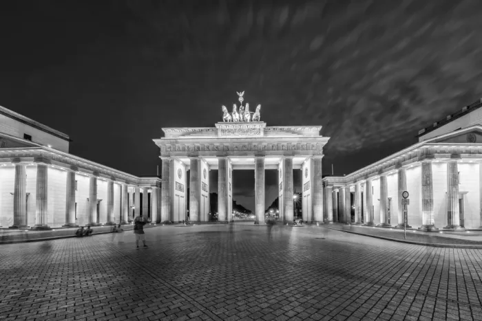 Viola, Melanie: Abendstille am Brandenburger Tor - Monochrom