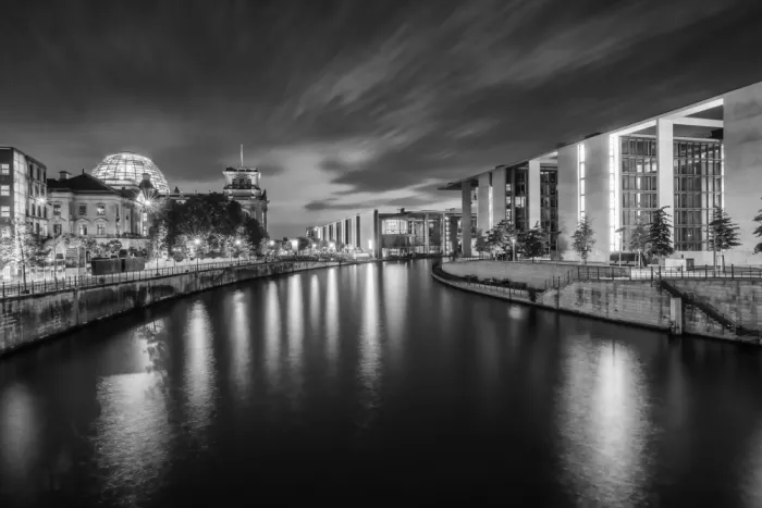 Viola, Melanie: Il quartiere governativo di Berlino di notte - monocromo
